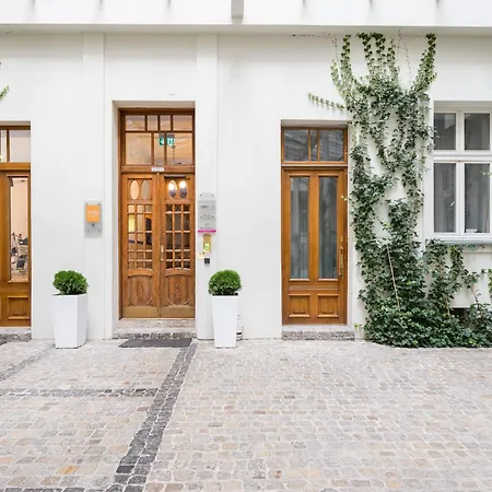 Metro Politechnika Superior By Bookinghost * Varsavia