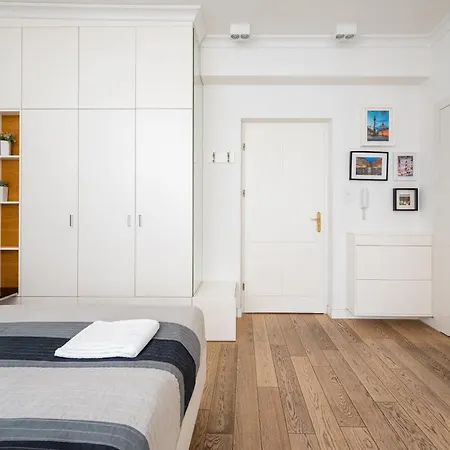 Metro Politechnika Superior By Bookinghost * وارسو