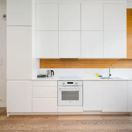 Metro Politechnika Superior By Bookinghost * وارسو