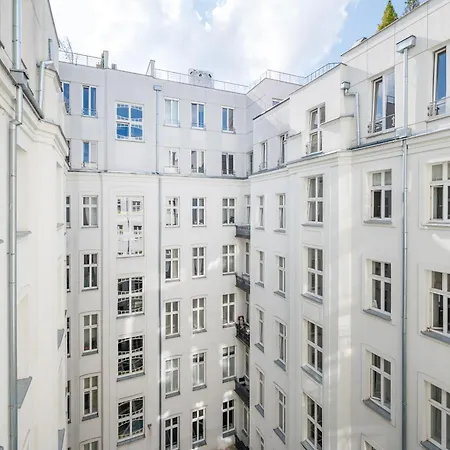 Metro Politechnika Superior By Bookinghost Varsóvia